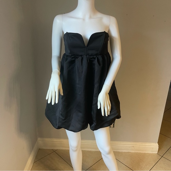 New Women’s black mini dress
Size Medium
New with tags
Straps can be attached - Picture 1 of 10